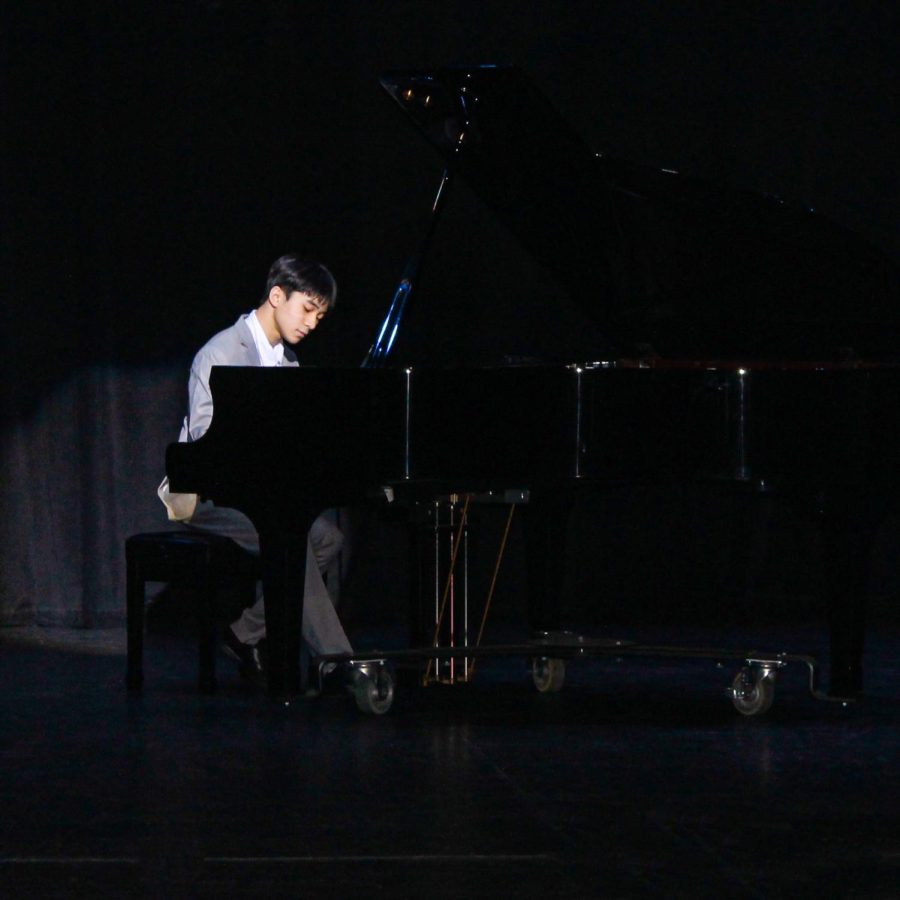 Enrique Feng plays a soft piano piece. 